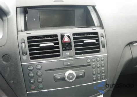 2009 Mercedes-Benz C300 z USA, uszkodzony, nr VIN WDDGF54X29F197576